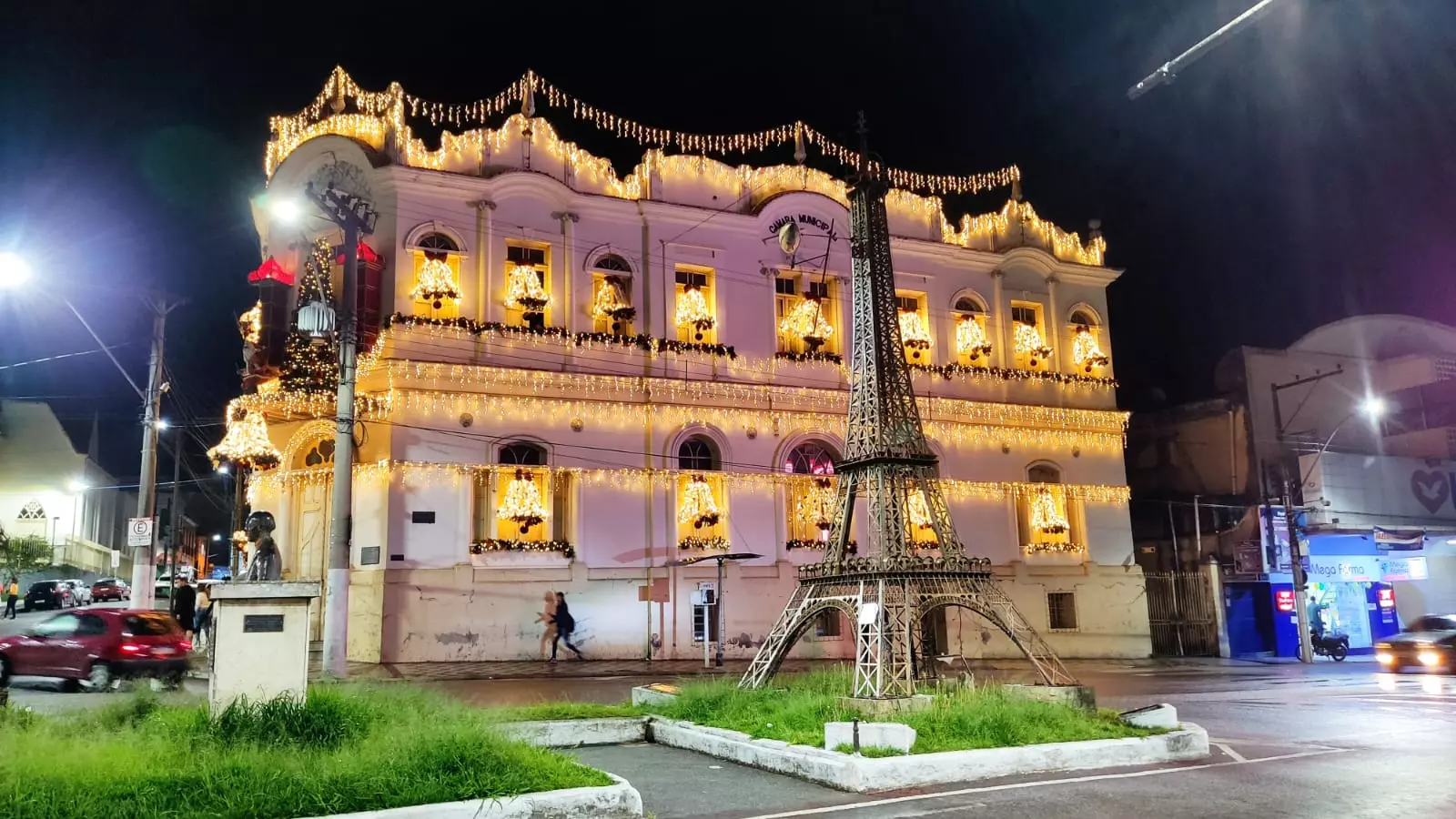 Escritora e embaixadora Laurete Godoy elogia a iluminação de Natal de Santos Dumont: 